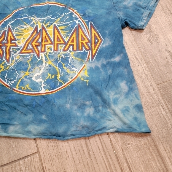 2/$20 Def Leppard Cropped T Shirt M - Picture 3 of 8